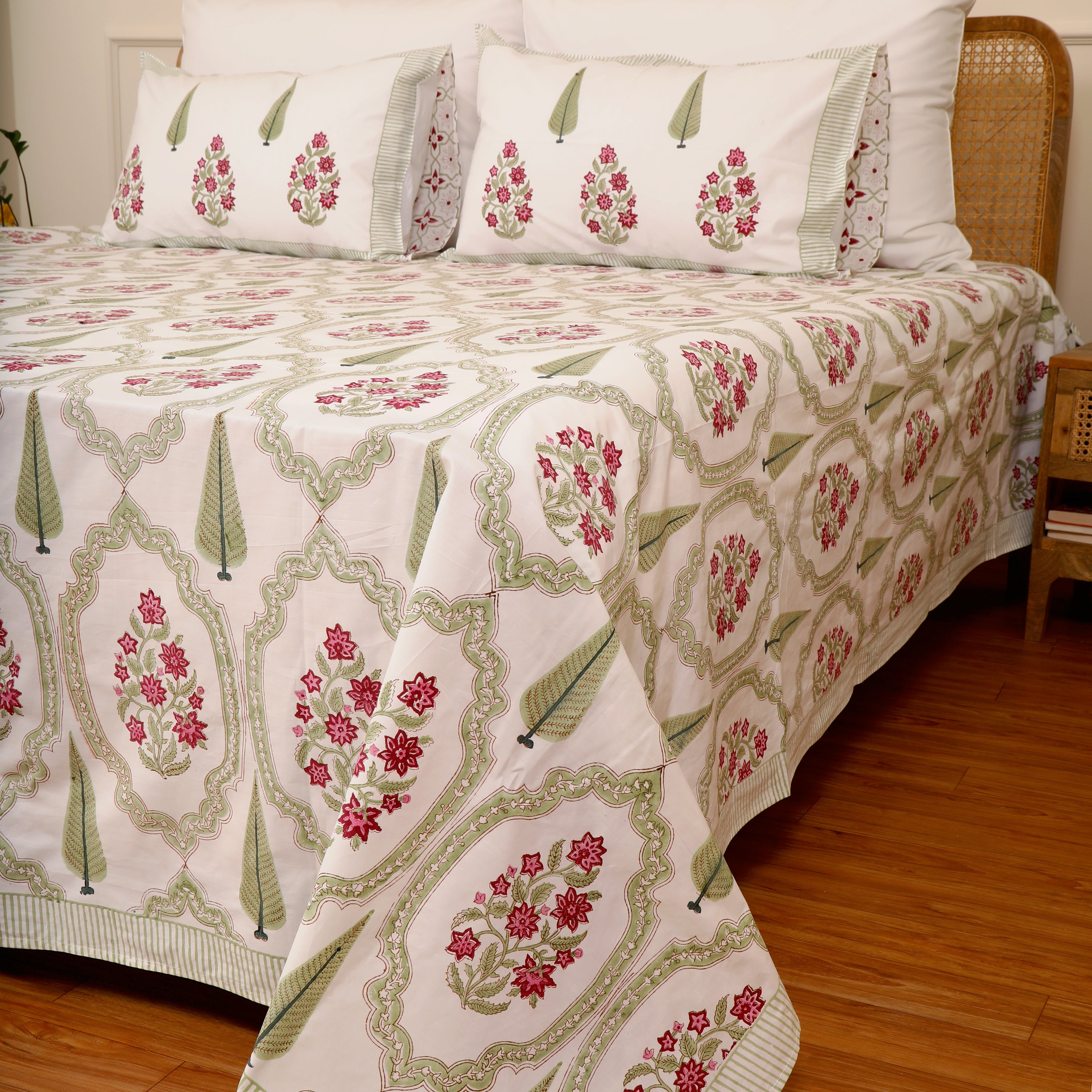 Shahi Gulshan king size Bedsheet with 2 pillow cover