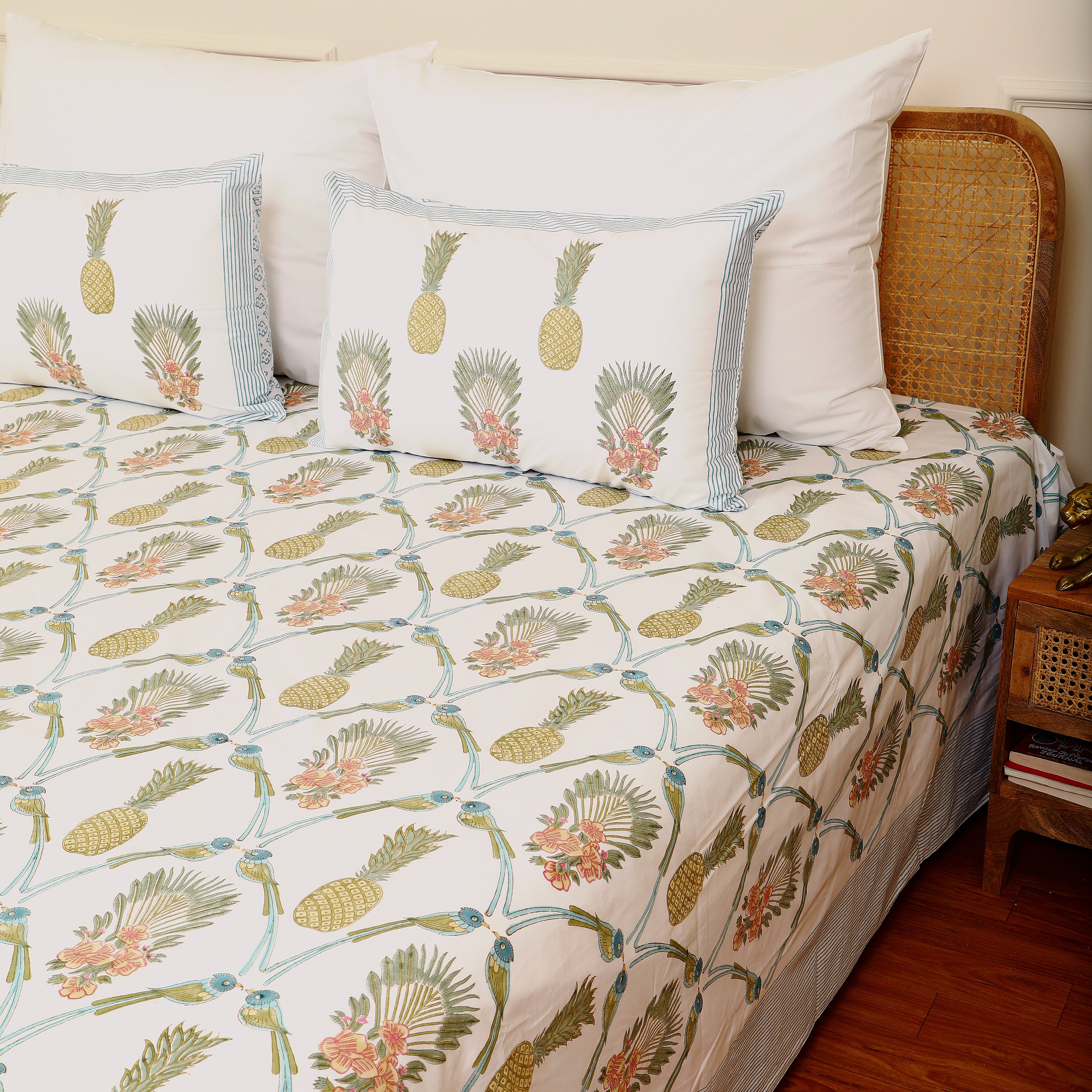 Ananas Buttah king size Bedsheet with 2 pillow cover