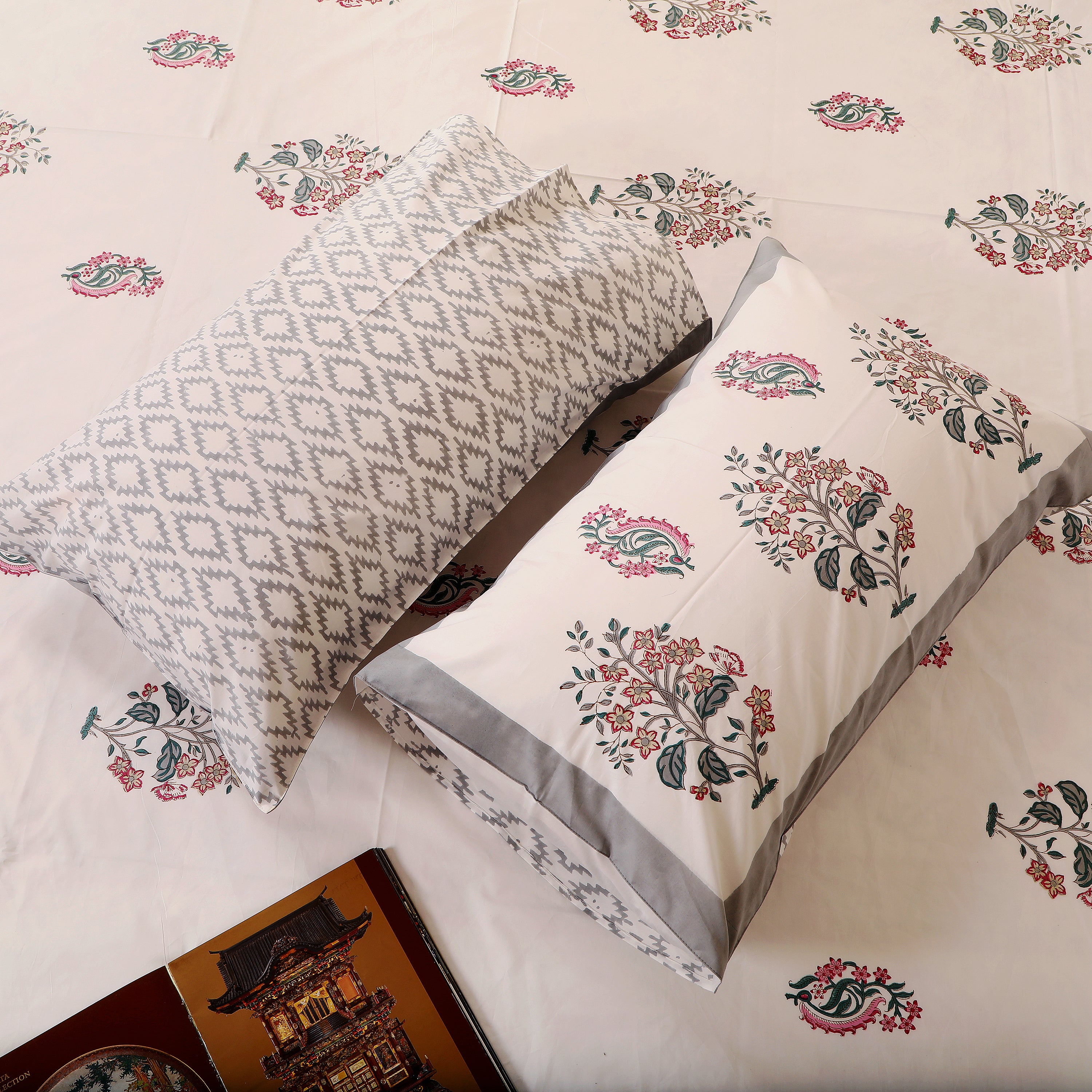 Bebak Grey King size Bedsheet with 2 pillow cover