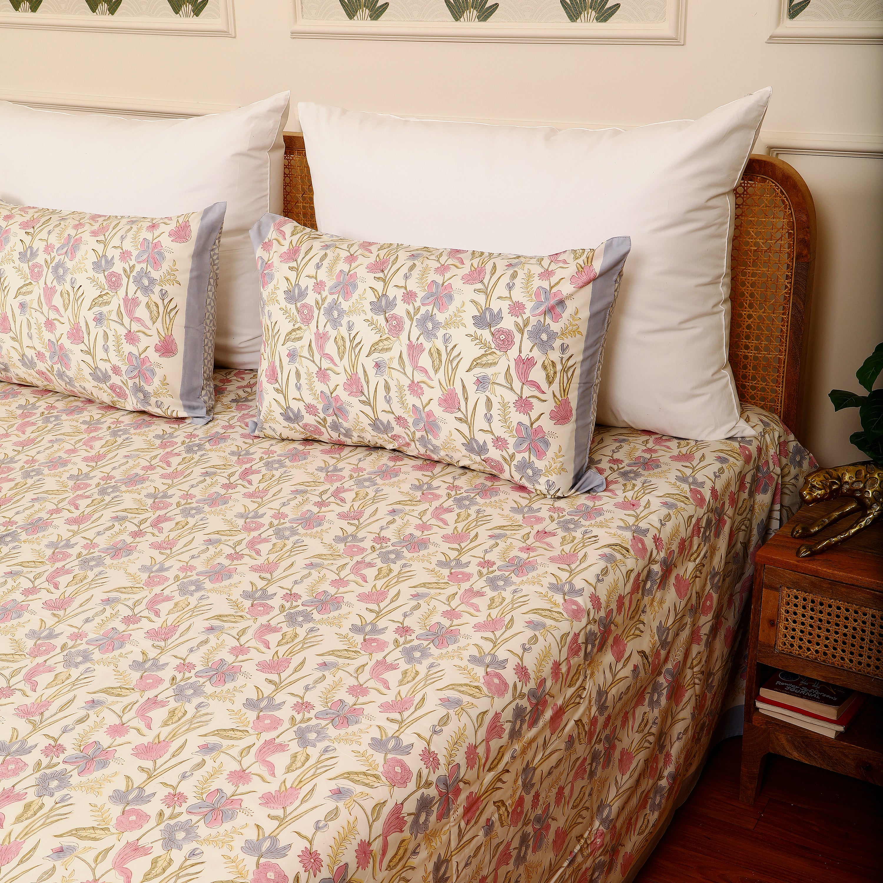 Pushpavali king size Bedsheet with 2 pillow cover