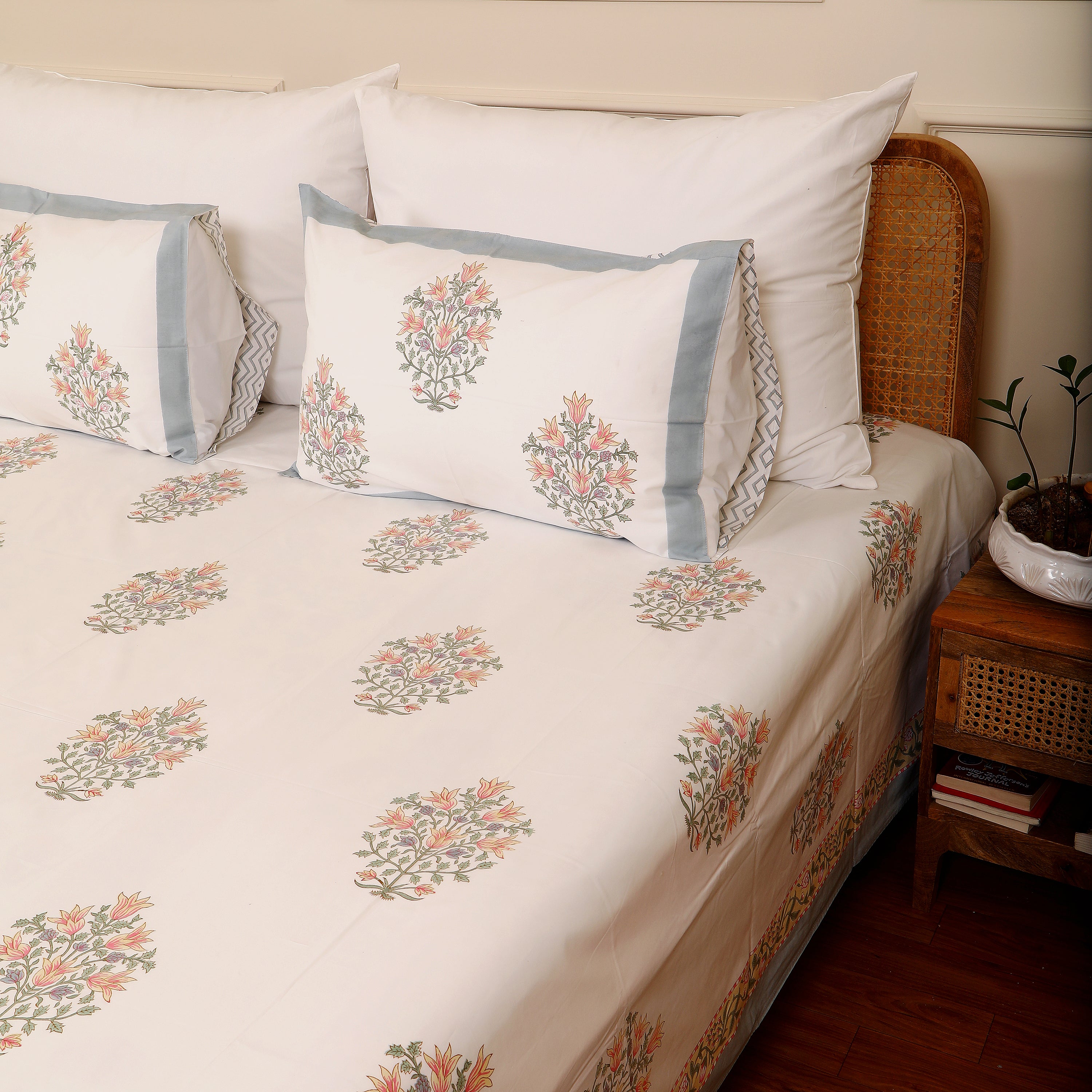 Tulip Bouquet king size Bedsheet with 2 pillow cover
